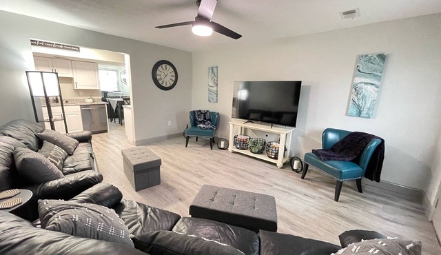 1st Floor Completely Remodeled, Pets Welcome! King & Queen Beds, W/D in Unit.,