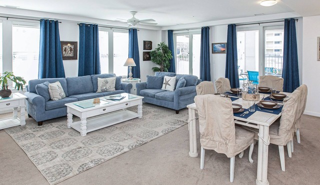 1st-floor condo with balcony, W/D, outdoor pool, gym & grills