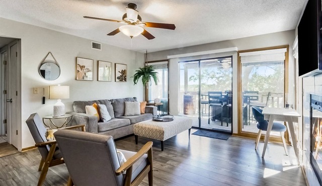 1st-floor condo with lake-view deck + on-site pools & hot tub