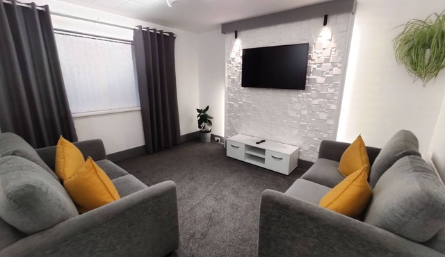 1st floor double & twin room apartment 5 minuets walk from town.