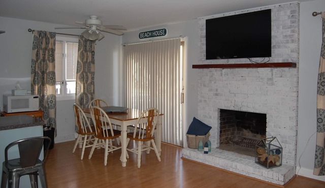 1st floor duplex - sleeps 8 with large outdoor deck - great location!