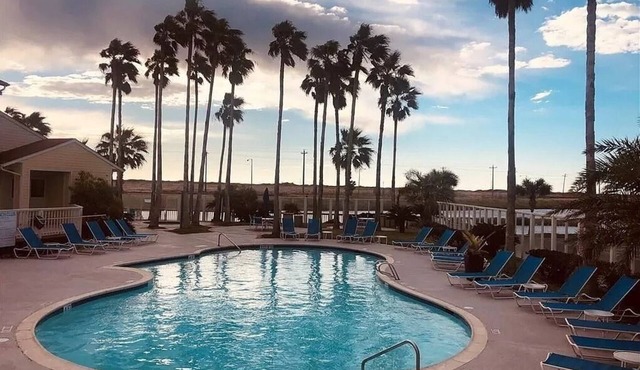 1st Floor-Family friendly-fully equipped condo walking distance to the beach.