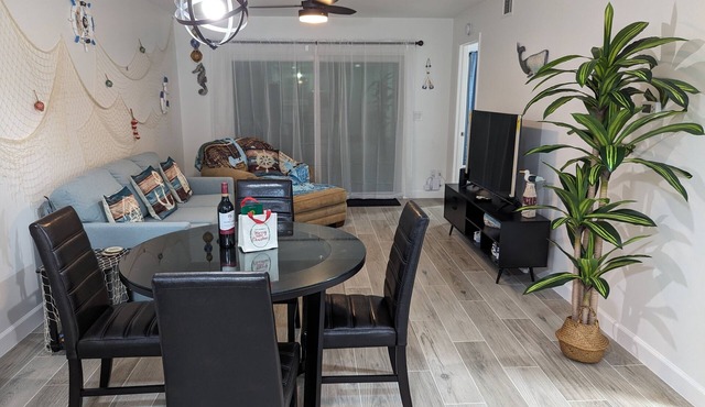1st floor Ft. Myers Davis Lake Condo, minutes to Sanibel and Fort Myers beach