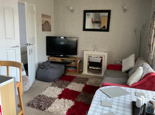 1st Floor Hillview 2 bedroomed Central Location No pets