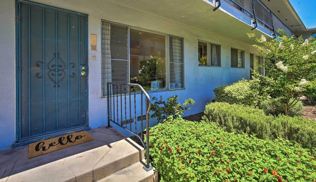 1st-Floor Long Beach Condo: Walk to Eateries