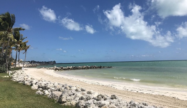 1st Floor, Private Sandy Beach, Heated Pool, Perfect Sunsets on Key Colony Beach