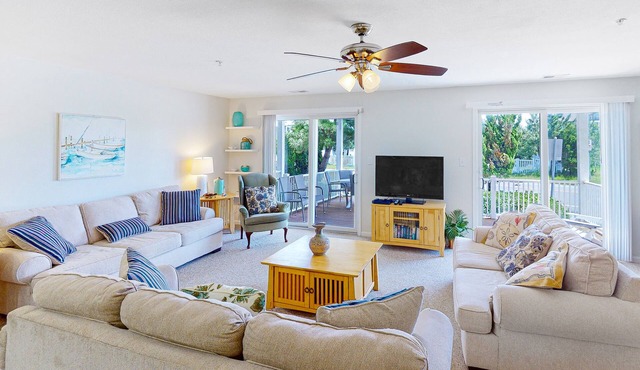 1st-floor Seaside condo 1 block from beach with pool & private deck