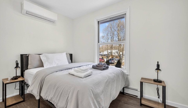 1st Floor Westbrook Anchor | 2 Queen Beds | EV Charger | Near Beach
