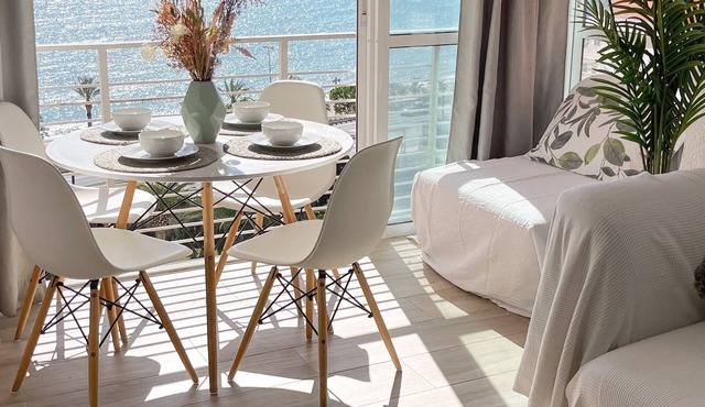1st line apartment with sea views and pool and WIFI