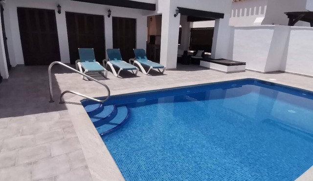 1st Line Golf Villa 2, private Heated Pool and sky Package, 20 mins Murcia/city
