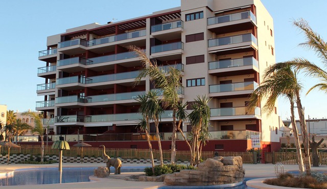 1st line, terrace with sea view and swimming pool For 2 people
