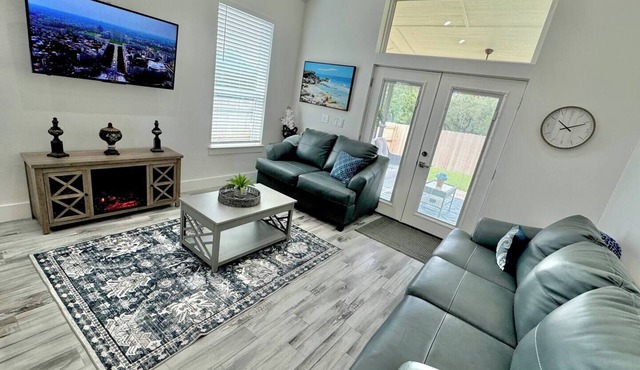#1Townhome,SECLUDED,3bedrooms,close La Cantera,Rim,SixFlags,Seaworld,Riverwalk.