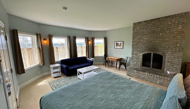 #1TripAdvisor-Waterviews-Fireplace-King Bed-Soaking Tub ⛴🌅🔥🛁