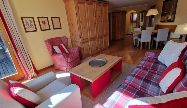 2 1/2-room flat; mountain and lake view, cosy living room