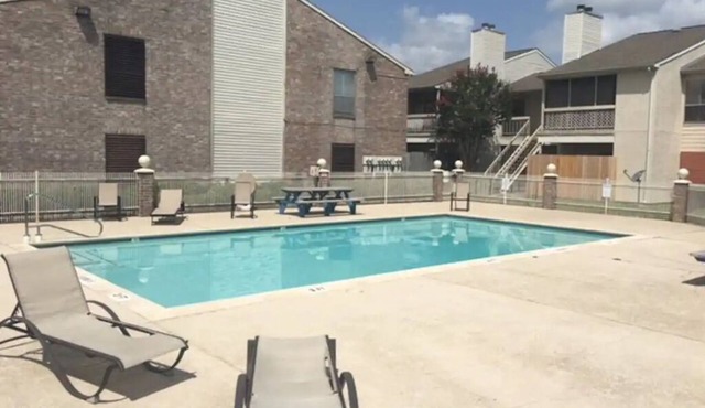 2/1 Condo on 1st level with covered parking