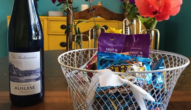 2/1 Cozy, Colorful and Eclectic Midtown Bungalow!