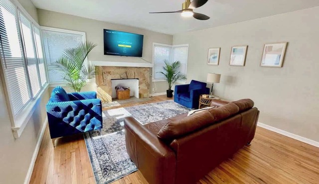 2/1 Fenced Home Pet Friendly
