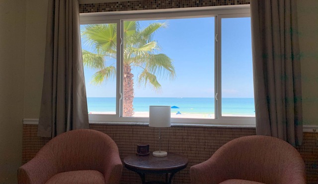 2/1 Full beach views, Pool, Kitchen