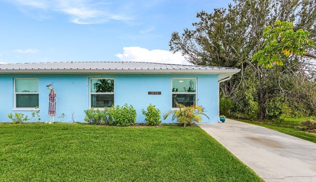 2/1 in Bokeelia with Fenced in Yard, Minutes from Matlacha!