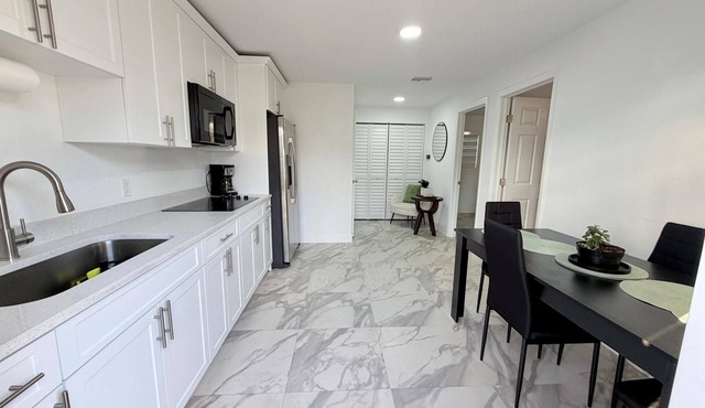 2/1 peaceful, lakeview studio