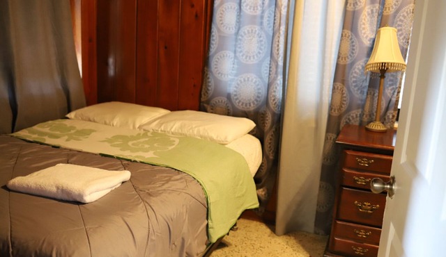 2/1 town house, 3 beds, 2 miles to the beaches