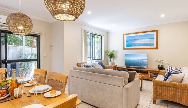 2 11a Christmas Bush Avenue - fantastic pet friendly townhouse close to Dutchies Beach with Wi-Fi and Air Con