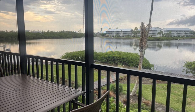 2/2.5 Waterfront condo with pools and tennis courts