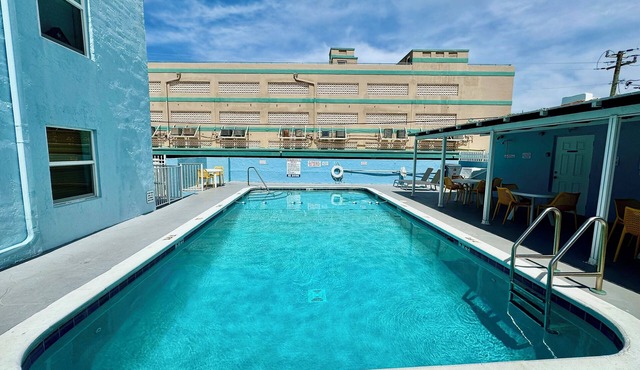 2/2 Beach View Cottage for 6-Community Heated Pool