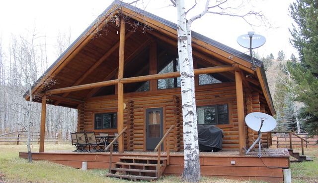 2/2 Cabin with Loft Nestled next to National Forest