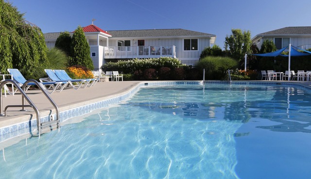 2/2 Condo - Close to downtown Douglas, Saugatuck and Oval Beach
