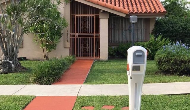 2-2 GARDEN HOUSE, QUIET, AWAY FROM TRAFFIC,MANICURE NEIGHBORHOOD UV LIGHT A/C