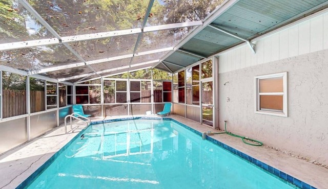 2/2 Heated Pool Mins to Siesta Key Beach! 30 night Minimum Stay