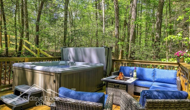 2/2 hot tub, fenced yard, dog friendly, private, WIFI