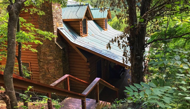 2/2 Log Cabin in the Smokies! Close to Dollywood! WIFI, HOT TUB, 2 KING ROOMS