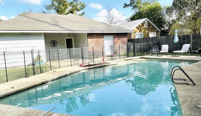 ❤️2.2 MilesToLSU 2 Desks WasherDryer AC🤿Pool FencedYardPatio📺SmartTV❤️