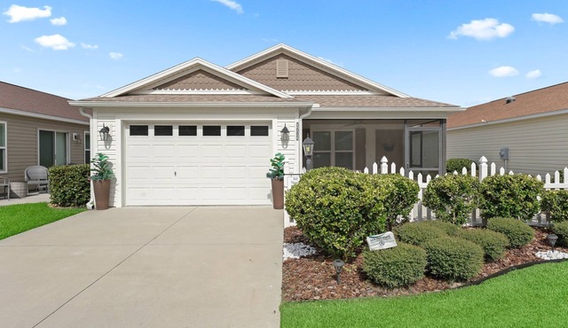 2/2 PATIO VILLA CLOSE TO THE POOLS AND GOLF COURSES!