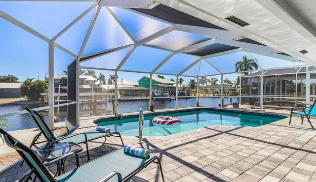 2/2 Pool Home on the Water, Boat Lift Included!