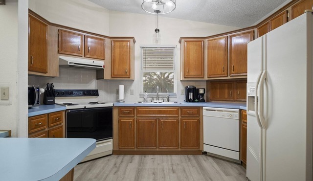 2/2 ranch home, golf cart, dog allowed, near shopping & Spanish Springs