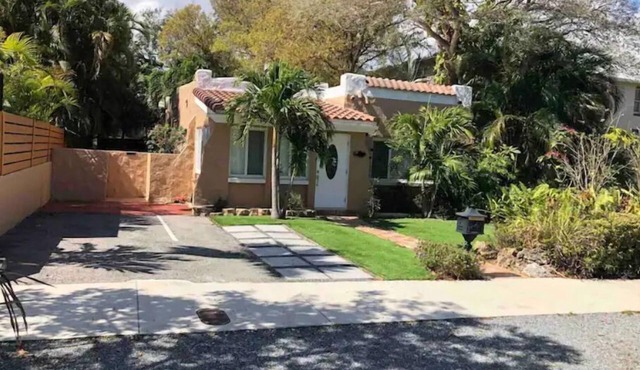 2/2 Spacious Coconut Cottage - Near Las Olas Blvd