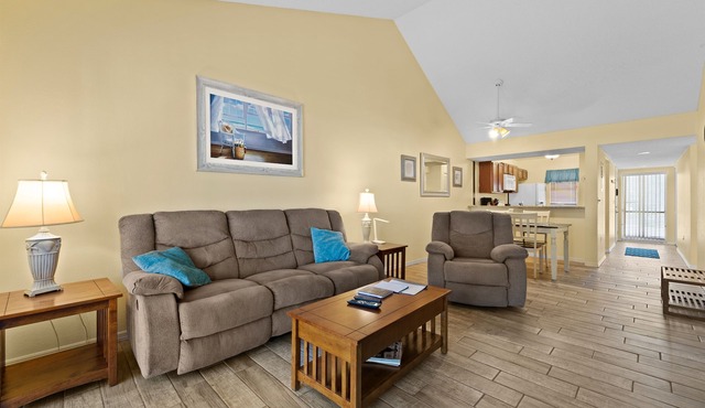 2/2 Vaulted Ceiling 10 Min to beach on golf course