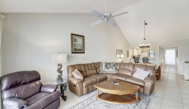 2/2 Vaulted Ceiling 10 Min to beach on golf course