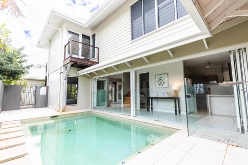 2/24 Donkin - Luxury - Absolute Beachfront