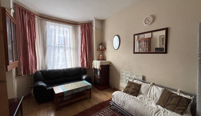 2/3 bedroom ground floor flat in the centre of Slough close to rail/bus London