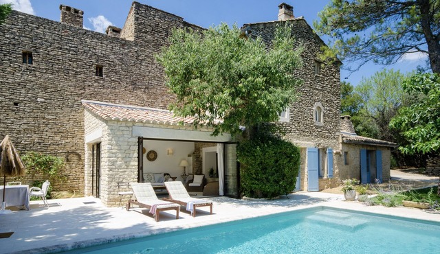 2/3 bedroom Secluded Villa 17th Century with Private heated Pool. Provencal gem