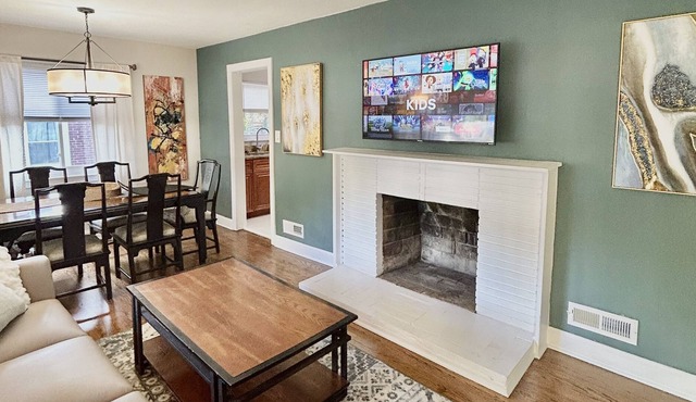 2.3 Miles from Uptown, Comfy Beds, and a Tennis Court across the street!