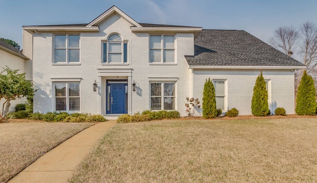 2.3 miles to stadium, close to restaurants/grocery, perfect for entertaining!