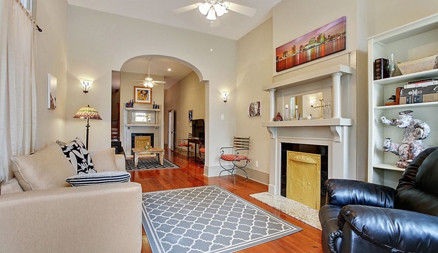 2-3 N stays - Spacious and Comfy, Walk to Whole Foods, bars and shops, sleeps 12