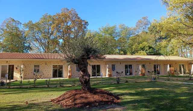 2/4-person gîte with small garden and shared swimming pool