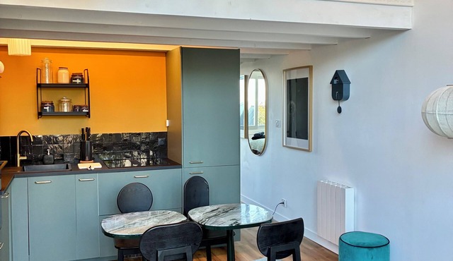 2/4-person apartment, private terrace - 50m from beach and GR34. Dogs welcome.