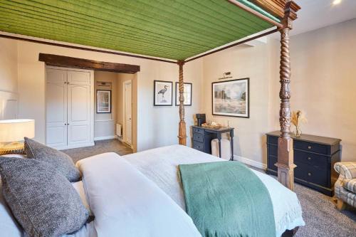 #2 - 4 Poster Bed at The Raven Aparthotel by PureStay